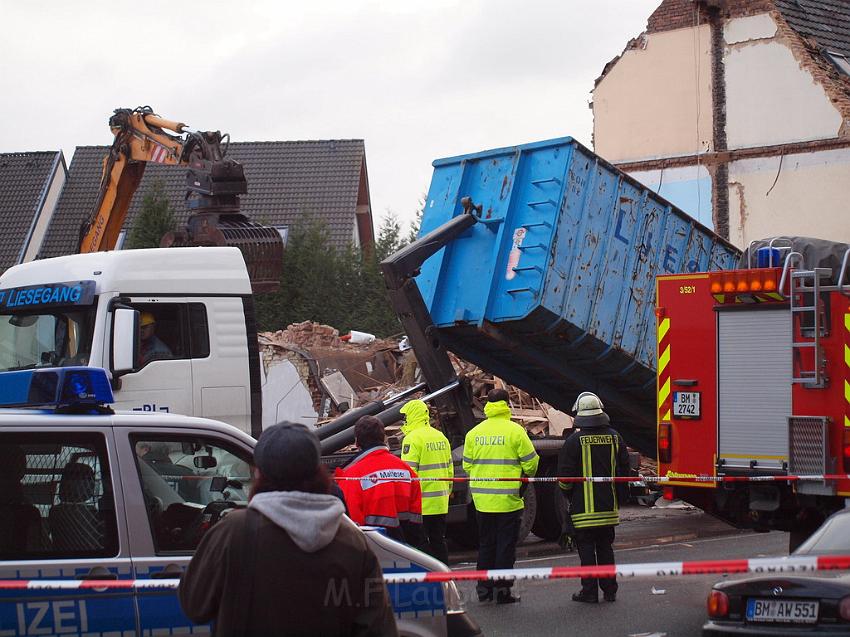 Hausexplosion Bruehl bei Koeln Pingsdorferstr P562.JPG